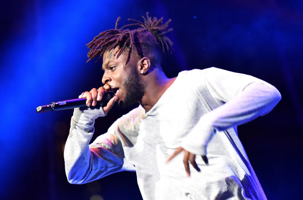 Isaiah Rashad on stage